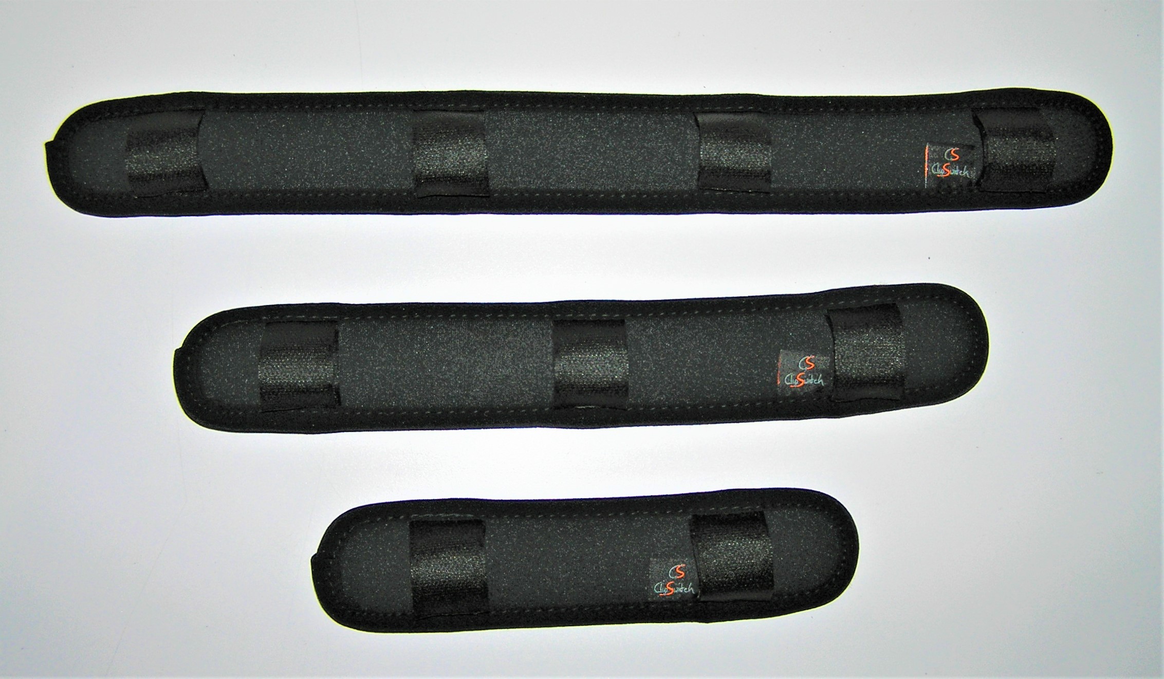 Gurtpolster fürs Auto, 2 Pack, in schwarz, aus weicher Microfaser, mit  Klettband Verschluss, für Kinder und Erwachsene, 24 cm Länge,  Schulterpolster
